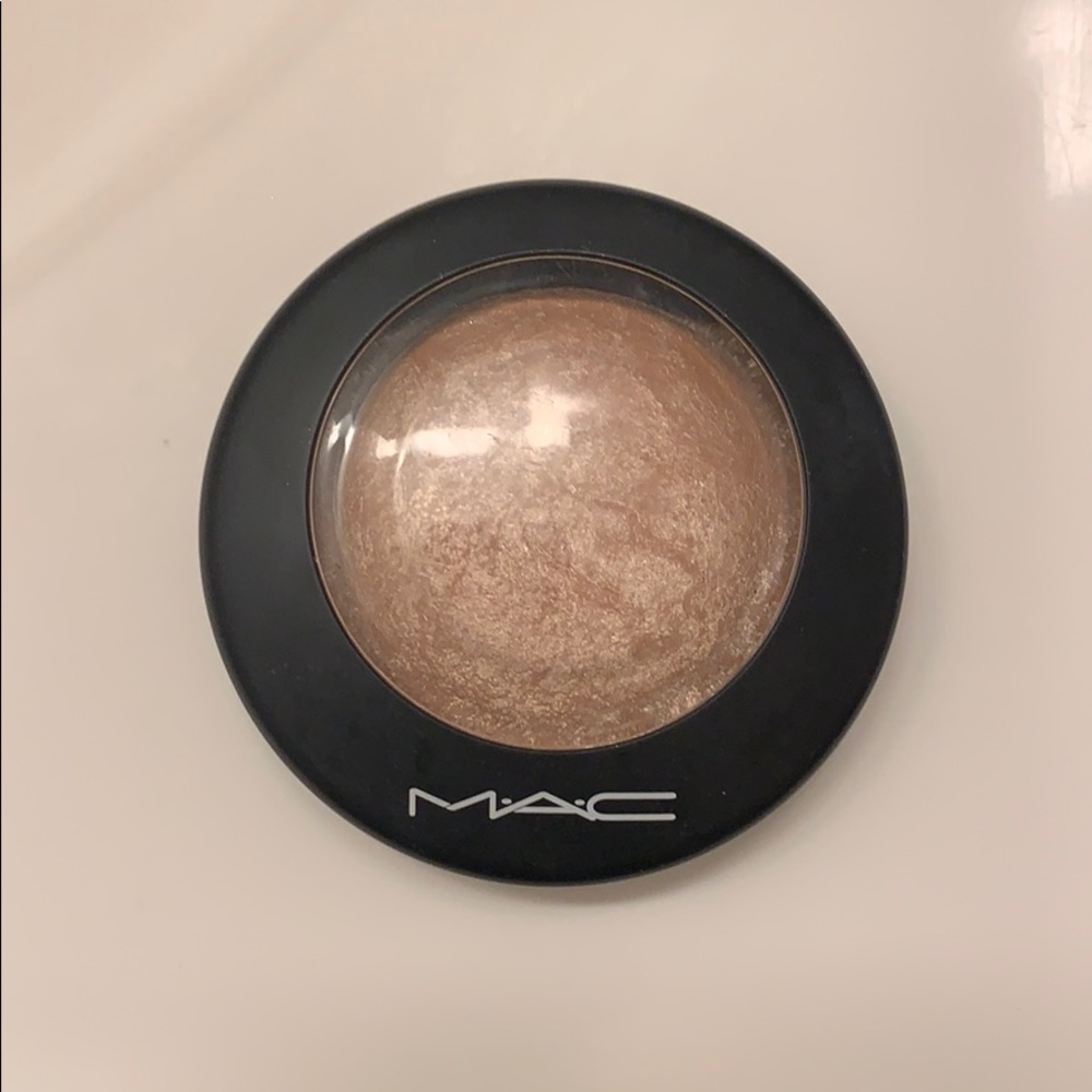 MAC Soft and Gentle Mineralize Skinfinish.